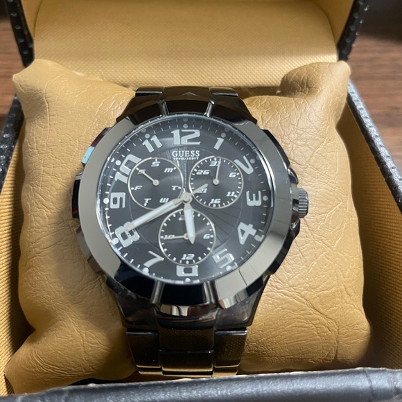 Guess Men’s Waterpro Watch - Picture 2 of 5
